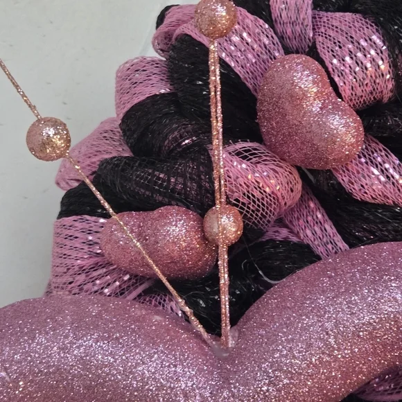 Heart-Shaped Pink and Black Wreath Valentine's Day Decor